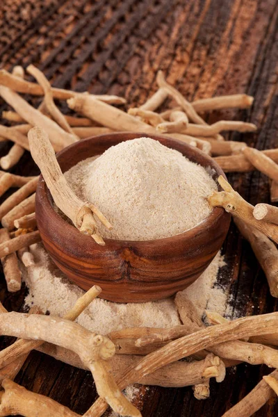 Ashwagandha en polvo en tazón de madera — Foto de Stock