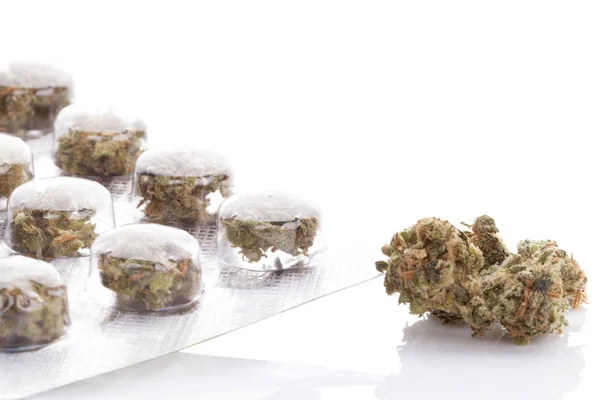 Медицинская марихуана в блистерной упаковке . — стоковое фото