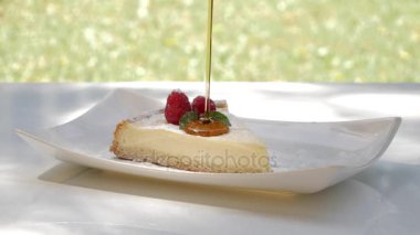 Akçaağaç sirup leziz cheesecake dökme. Şekerli tatlı.