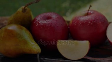Lezzetli taze meyve. Elma ve su ile çiğ damlaları sonra armut. Açık havada.