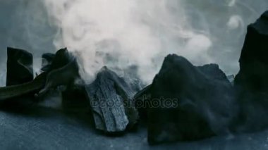 Kimyasal reaksiyon. Patlama ve duman. Kendi kendine tutuşuyor yüksek sıcaklık tepki. Potasyum permanganat ve gliserin.