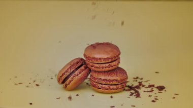 Çikolata macaroons düşen rendelenmiş çikolata ile Fransız. Şekerli tatlı.