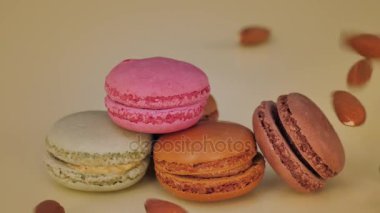 Tatlı acıbadem kurabiyesi bisküvi düşen badem. Badem fındık macaroons coloful. Mutfak tatlı tatlı.