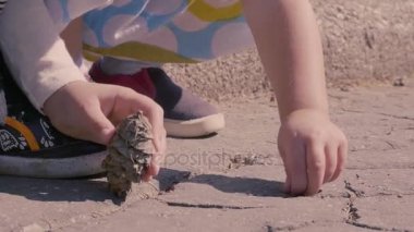 Küçük kardeşim ve kız kardeşi park Caddesi üzerinde oturuyor. Yaz açık havada. Mutlu çocukluk kavramı.