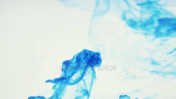 蓝色抽象墨色电力在水中缓慢运动 冥想和镇定流 — 图库视频影像