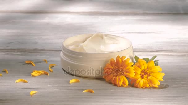 Belle Donne Che Applicano Crema Calendula Vaso Cosmetici Naturali All — Video Stock