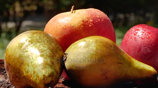 用木桌上的水滴关闭美味的新鲜水果 户外有机水果 乡村风格 — 图库视频影像