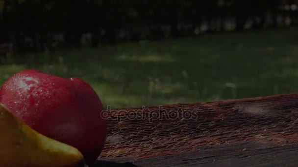 Skär Färska Äpplen Träbord Med Kniv Ena Sidan Ute Sommardag — Stockvideo