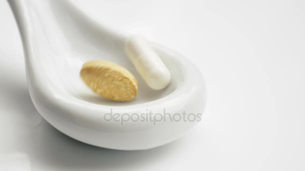 Különböző Színes Gyógyszert Tablettát Alá Fehér Kanál Egészséges Multivitamin Tabletták — Stock videók