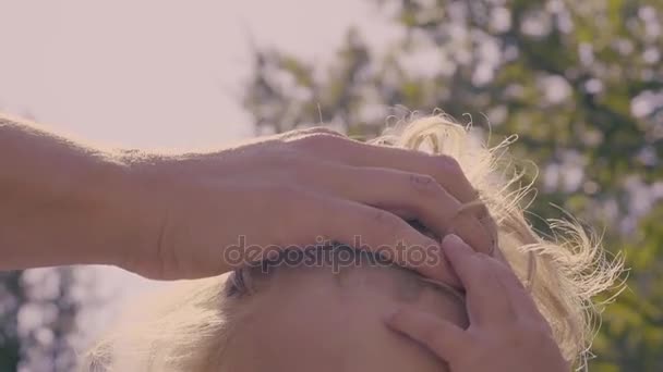 Matka Głaszcząc Blond Włosy Jej Synka Koncepcja Matka Miłość — Wideo stockowe