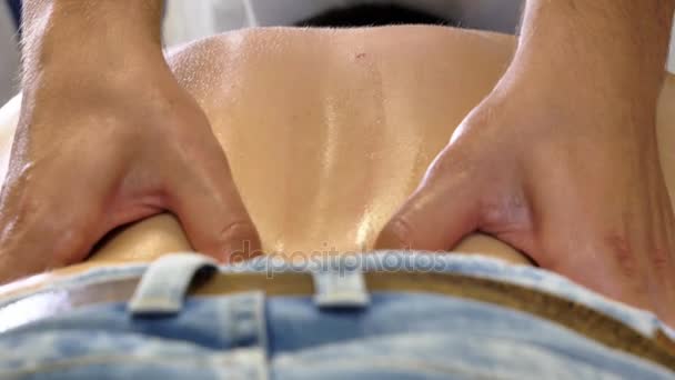 Massagem Lombar Massagem Profunda Tecidos Massagista Massageando Homem Volta — Vídeo de Stock