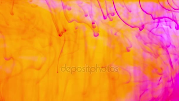 水の流れるインク色を抽象化します 黄色とオレンジ色のインク色 遊び心のあるダブルトーン — ストック動画