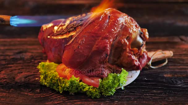 Brinnande Rökt Kött Med Blåslampa Träbord Läckra Kött Förbereder — Stockvideo