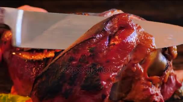 Detailní Záběr Luxusní Uzené Maso Řezání Nožem — Stock video