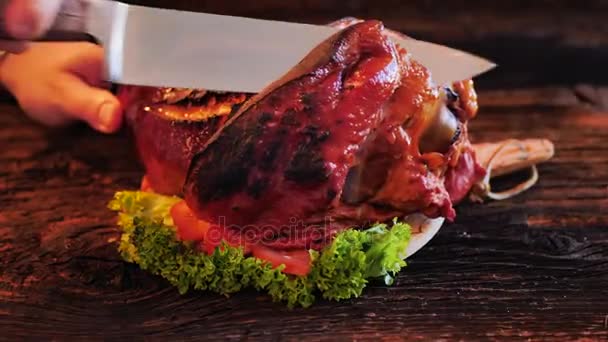 Corte Carne Fumada Luxuosa Com Faca Mesa Madeira — Vídeo de Stock