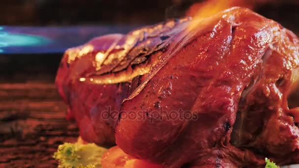 Närbild Matlagning Rökt Kött Med Blåslampa Träbord Läckra Kött Förbereder — Stockvideo