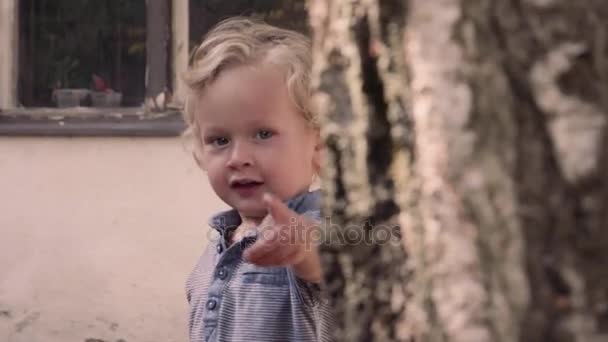 Liten Pojke Tittar Kameran Och Pekar Finger Kameran Sommaren Utomhus — Stockvideo