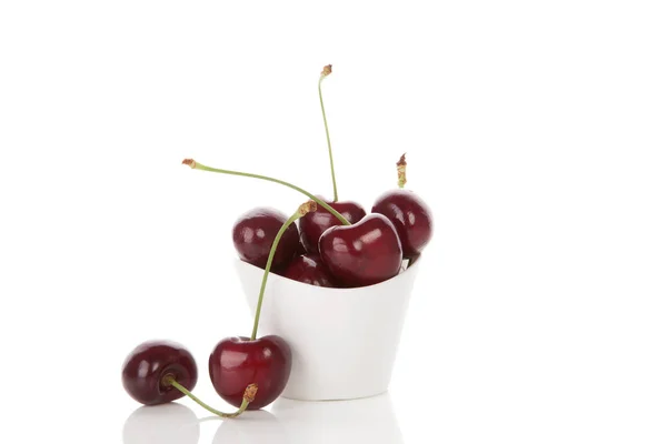 Deliciosas cerezas en taza . —  Fotos de Stock