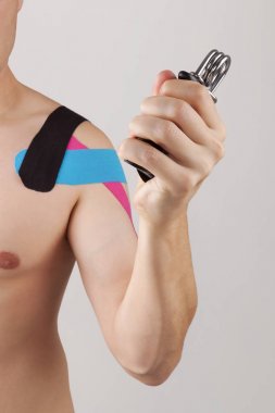 El kavrama tasarlamalarını tutan adamlar .