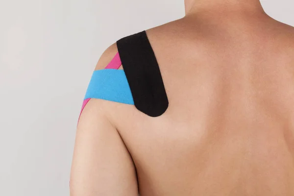 Therapeutic taping on man shoulder. — Stock Photo, Image