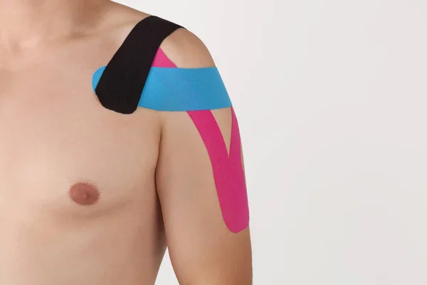 Therapeutic taping on man shoulder. — Stock Photo, Image