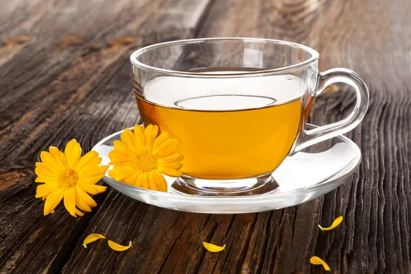 Egészséges calendula gyógynövény tea. — Stock Fotó