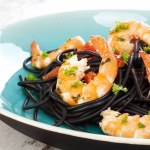 Esparguete preto delicioso com camarões