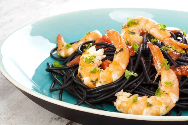 Délicieux spaghettis noirs aux crevettes — Photo gratuite