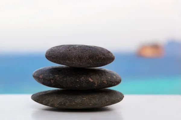 Rock cairn on tropical beach. — Stock Photo, Image