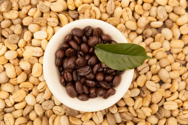 Жареные и несжареные кофейные зерна — стоковое фото