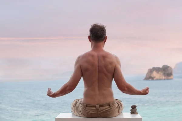 Junger Mann meditiert oder macht Yoga-Übungen — Stockfoto