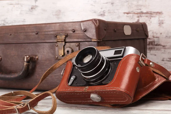 Alte Fotokamera mit altem Etui. — Stockfoto