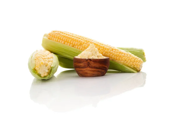 Harina de maíz en tazón de madera con maíz . —  Fotos de Stock