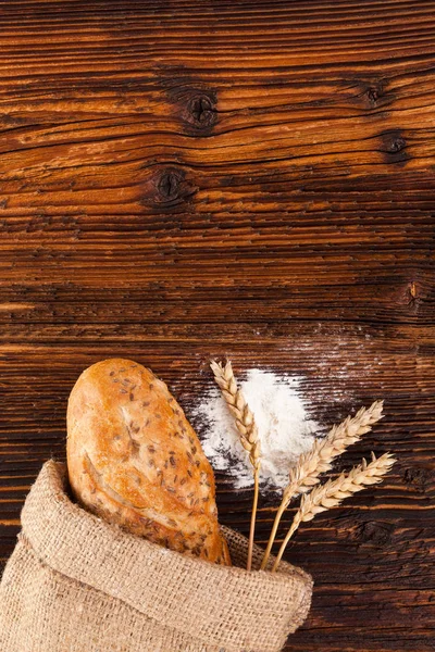 Verse zelfgemaakte stokbrood brood. — Stockfoto