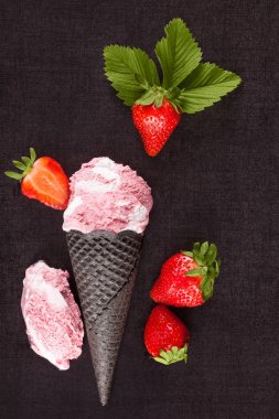 Lezzetli çilekli dondurma.