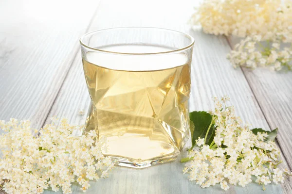 Svagdricka från fläder blommor i ett glas. — Stockfoto