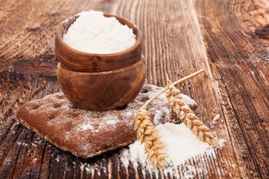 Buğday unu ve ekmeği ahşap kase.