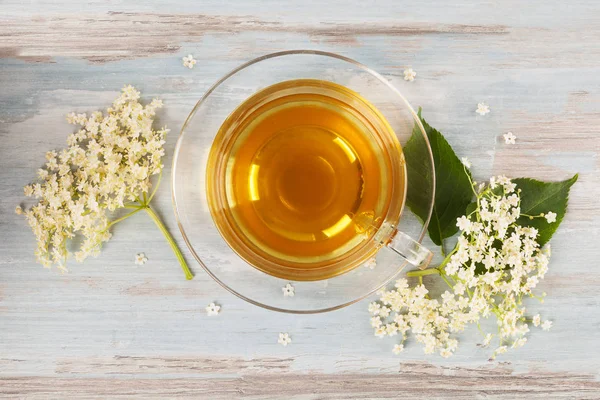 Fläder te med blommor från ovan. — Stockfoto