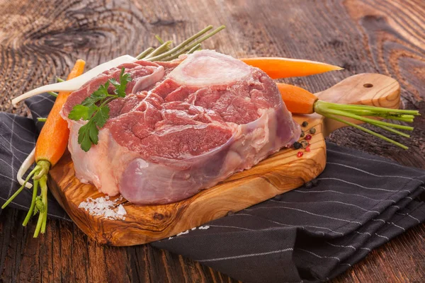 Carne crua e produtos hortícolas. — Fotografia de Stock