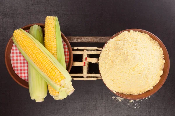 Mazorcas de maíz y un montón de harina de maíz . —  Fotos de Stock