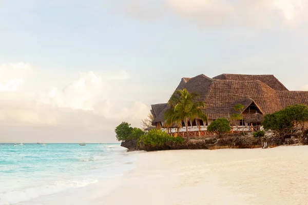 Luxurious hotel on white beach. — Stock Photo, Image