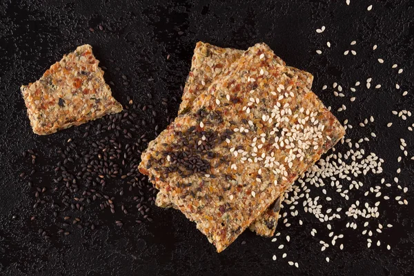 Krokante flatbread crackers met sesam en hennep zaden. — Stockfoto