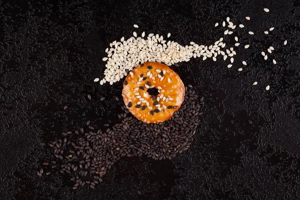 Galletas con semillas de sésamo blancas y negras . — Foto de Stock