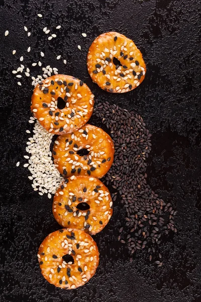 Crackere cu semințe de susan alb și negru . — Fotografie de stoc gratuită