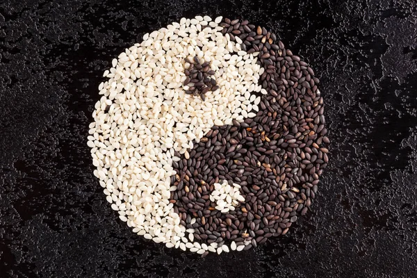 Schwarzer und weißer Sesam. Yin Yang Zeichen. — Stockfoto