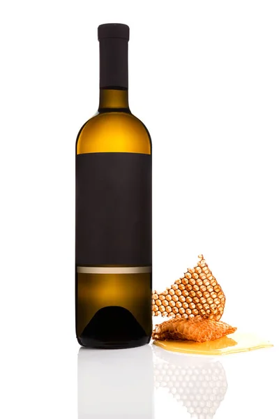 Bottle of white wine with honeycomb. — Stock Photo, Image