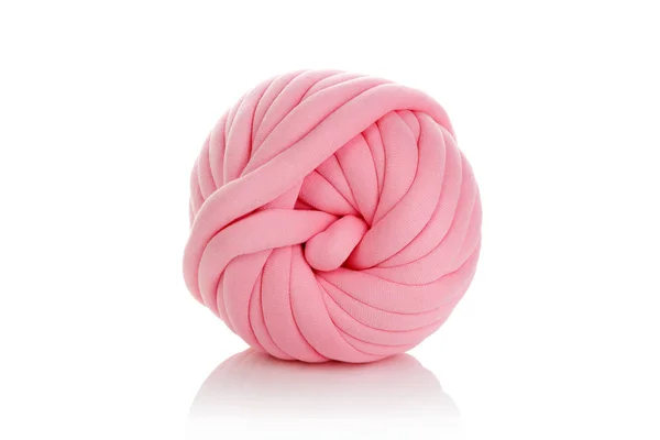 Bal van roze merino wol geïsoleerd op witte achtergrond. — Stockfoto