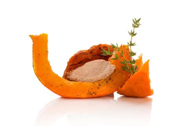 Kırmızı kabaklı kızarmış ördek..