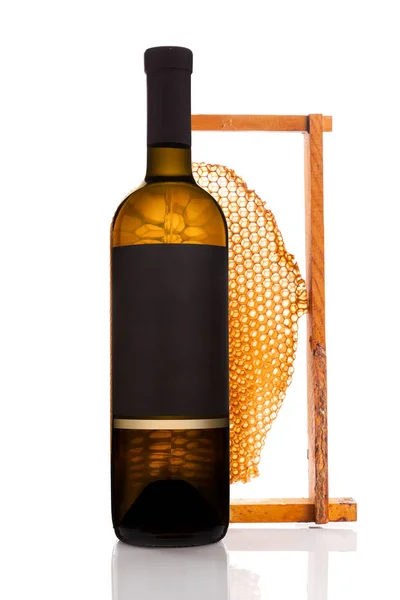 Пляшка білого вина з медовою паличкою . — стокове фото