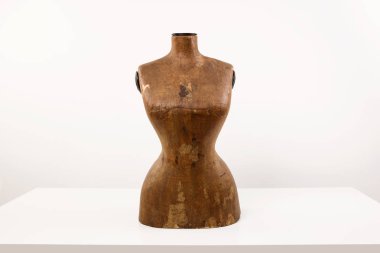 Eski elbise imalatçıları beyaz üzerine kukla.